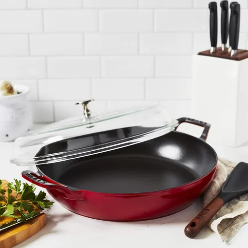 Vista 4 de Staub - Cazuela de hierro fundido de 3.5 cuartos con tapa de cristal