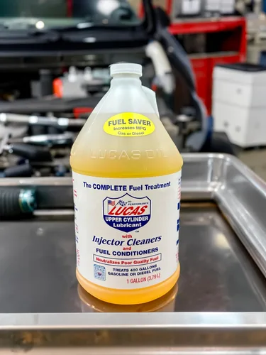 Vista 6 de Lucas Oil 10013-PK4 tratamiento para combustible de 1 galón (pack de 4). Upper Cylinder Lubricant Injector Cleaner Additive Case Bulk Fluid Semi