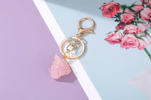 Vista 2 de Jovivi Llavero de piedra de cristal de cuarzo natural crudo envuelto en alambre irregular con piedras preciosas curativas para mujeres y hombres