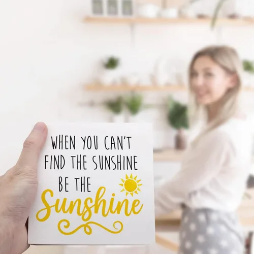 Vista 6 de Letrero inspirador de madera con texto en inglés «When You Can't Find The Sunshine Be The Sunshine»