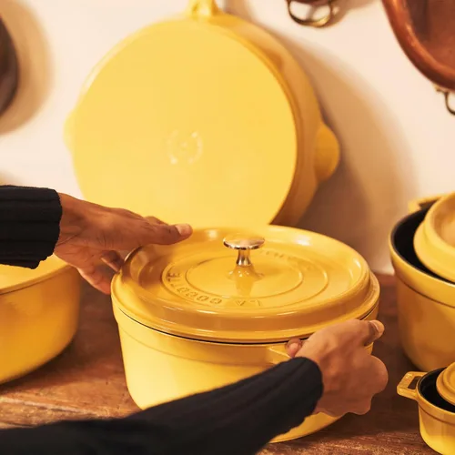 Vista 2 de Staub - Horno holandés redondo de hierro fundido, fabricado en Francia, 5.5