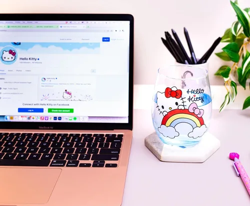 Vista 6 de Silver Buffalo Sanrio - Vaso de vino sin tallo, diseño de Hello Kitty, con capacidad para 20 onzas
