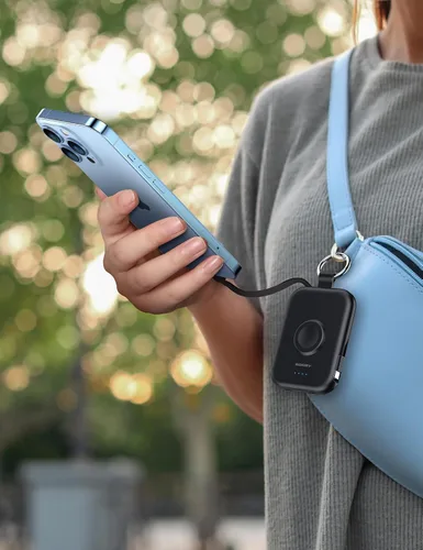 Vista 4 de RORRY Cargador portátil, batería externa portátil de 5000 mAh con cables integrados, paquete de batería en llavero de viaje para Apple Watch Negro
