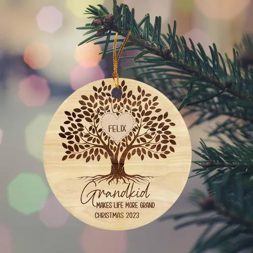 Vista 4 de Árbol de Navidad personalizado para abuelos y nietos 2023, un nieto hace la vida más grandioso, adorno personalizado con nombre y texto, adornos