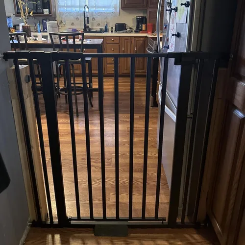 Vista 7 de Puerta para bebé de 41 pulgadas de alto, puerta para perros con cierre automático, ajustable de 29.92"-43.71" de ancho, montaje a presión, puerta