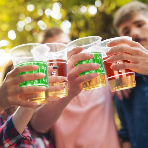 Vista 3 de Gatherfun 100 vasos de plástico de fútbol de 16 onzas, fiestas de fútbol y eventos para portón trasero, desechables y prácticos, suministros ideales