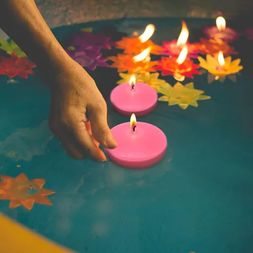Vista 2 de Velas flotantes rosas de 10 horas, grandes de 3 pulgadas, sin aroma, sin goteo, de cera para piscina y agua, velas flotantes para jarrones, centros