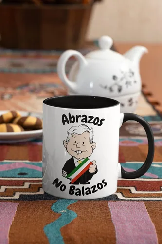 Vista 3 de MEXICANDOO AMLO - Taza de café Abrazos No Balazos con diseño de dibujos animados divertidos Muñeco AMLITO, taza de cerámica blanca brillante