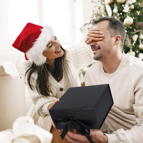 Vista 4 de Giftgarden Paquete de 4 cajas de regalo negras de 8 x 8 x 4 pulgadas con tapas magnéticas de cinta, caja cuadrada plegable para regalo, Navidad