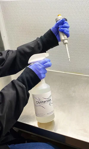 Vista 2 de Innovating Science Solución de reactivo limpiador de laboratorio multiusos Obliterase, elimina ADN, ARN, botella de spray de 32 onzas, colección