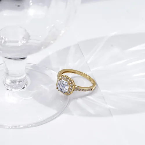 Vista 3 de Tienda Essentials Anillo de plata de ley con circonita cúbica de Infinite Elements con halo central Asscher (anteriormente colección Tienda)