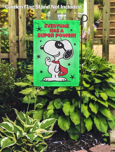 Vista 2 de Flagology, PEANUTS®, PEANUTS® Super Power Snoopy - Bandera de jardín de 12.5 x 18 pulgadas, con licencia oficial de PEANUTS®, inspiradora