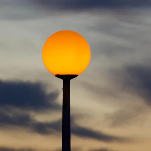 Vista 3 de Sea Gull Lighting 8254-68 Globo al aire libre poste linterna exterior accesorio, uno - luz, plástico blanco