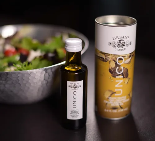 Vista 6 de Urbani Truffles- Aceite de oliva extravirgen de trufa blanca italiana 100 % fabricado en Italia sin una gota de productos químicos y con trozos