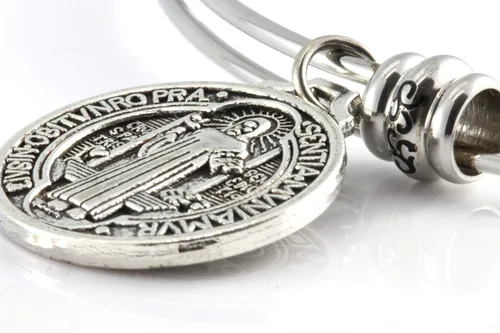Vista 7 de Pulsera San Benito Medallas de San Benito son grandes regalos católicos o regalos de confirmación y Medalla de San Benito un brazalete de acero