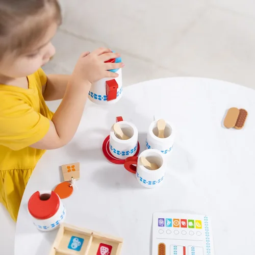 Vista 2 de Melissa & Doug 22 piezas Steep y Serve Juego de té de madera, accesorios de cocina y alimentos.