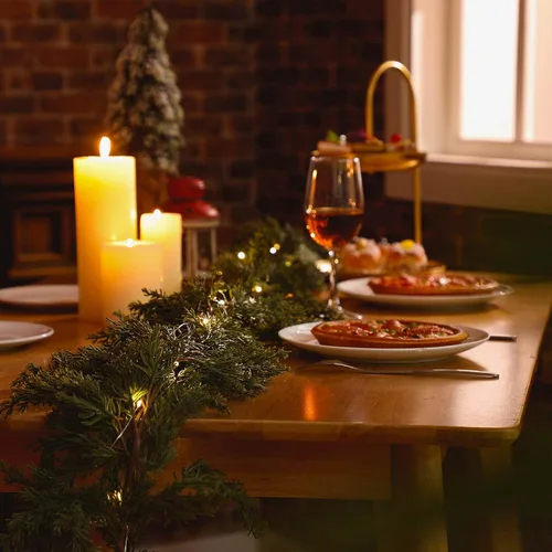 Vista 6 de Jutom Guirnalda de cedro de Navidad LED, enredaderas artificiales de ciprés de pino con luz de Navidad con luces para mesa de Navidad, manto, fondo
