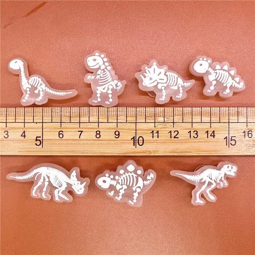 Vista 4 de pequano Dijes de dinosaurio para zapatos, dijes para niños, decoración de pines de PVC para zuecos, zapatos, pulseras, dinosaurios, recuerdos