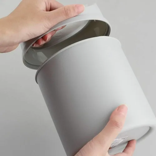 Vista 5 de Mini basurero de escritorio de 2 litros con tapa oscilante, cubo de basura pequeño (gris)