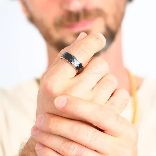 Vista 2 de Anillos de boda de titanio de 0.31 pulgadas (0.315in), anillos giratorios de cerámica negra martilladosfacetados para hombres, anillos giratorios