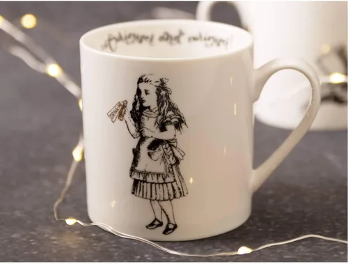 Vista 2 de V&A Taza de Alicia en el País de las Maravillas en caja de regalo, diseño de Alicia, porcelana fina, color blanco, 11.8 fl oz