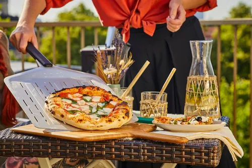 Vista 9 de ooni Pala de Pizza Perforada de 12" – Pala de Pizza de Metal de Aluminio de 12 Pulgadas, Pala Espátula de Pizza, Pala Ligera para Voltear Pizza