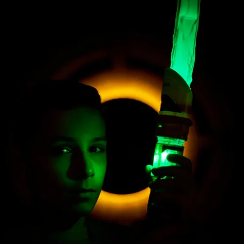 Vista 4 de STAR WARS Power Crystal Lightsaber, 7 colores y 10 cristales, más de 50 combinaciones que cambian de color, luces y sonidos, juguetes para niños