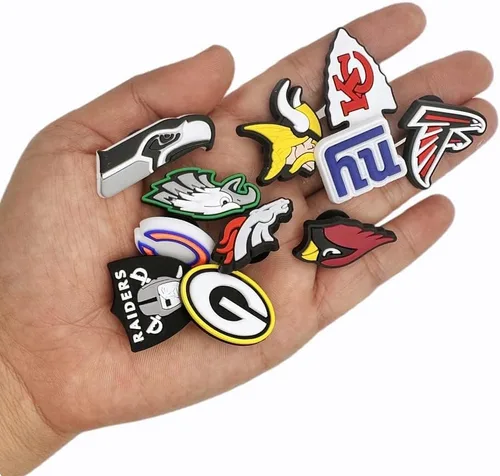Vista 3 de Yagulro 32 piezas de decoración de zapatos de equipo de fútbol Dijes de PVC lindos alfileres de zuecos pulsera de zapatos pulsera de fiesta