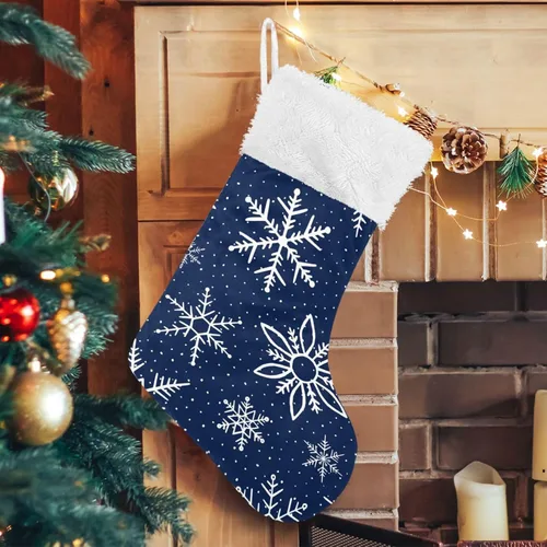 Vista 5 de YETTASBIN Paquete de 1 calcetín de Navidad de copo de nieve azul, calcetines colgantes grandes para chimenea con puño de piel de felpa