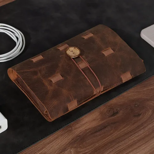 Vista 2 de HARDISTON Organizador de cables electrónicos de cuero genuino personalizado, organizador de cables de viaje hecho a mano, estuche organizador