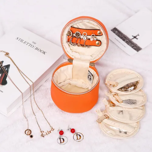 Vista 6 de Angelina's Palace Estuche organizador de joyas redondo, bolsa de viaje, regalos de dama de honor, caja de cuero vegano para collar, aretes, pulsera