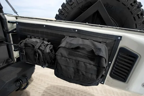Vista 5 de Smittybilt 5662301 G.E.A.R. Funda negra para puerta trasera de Jeep Wrangler