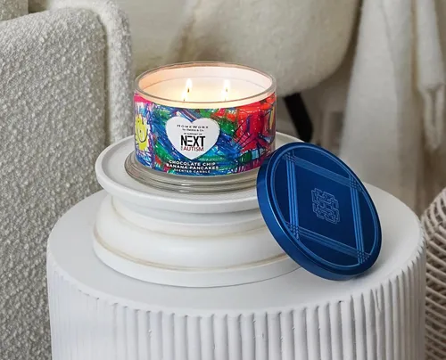 Vista 3 de HomeWorx by SLATKIN + CO. Candle - Panqueques de plátano con chispas de chocolate, 18 onzas, vela perfumada de alta calidad, 30-55 horas de tiempo