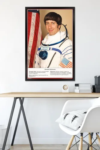 Vista 6 de Trends International The Big Bang Theory - Póster de pared de astronauta, 34 pulgadas de largo x 22.4 pulgadas, versión enmarcada en negro Versión