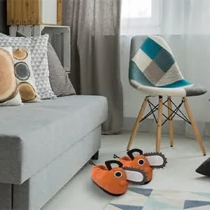 Vista 2 de Emisorn Zapatillas Pochita para adultos, zapatos de cosplay de motosierra para perro, pantuflas de felpa para el hogar, pantuflas cálidas de invierno