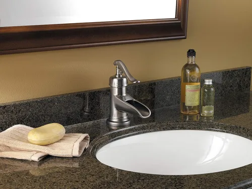 Vista 6 de Pfister LF042YP0U Ashfield Grifo monocomando de 4" para baño en bronce rústico, LF-M42-YPKK