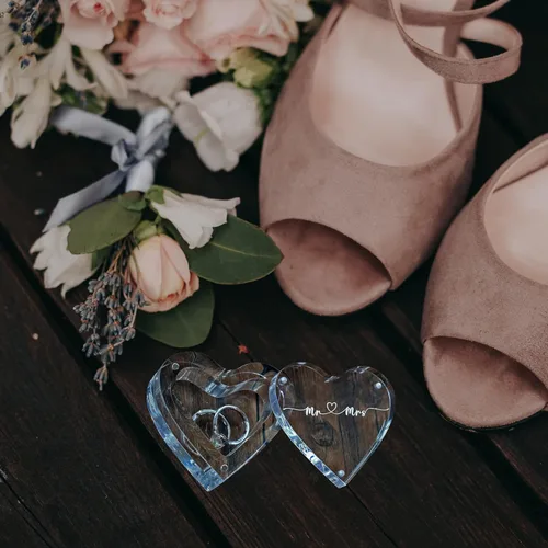 Vista 6 de Caja de anillo de acrílico grabada para ceremonia de boda, caja de portador de anillos para compromiso de propuesta (forma de corazón B)