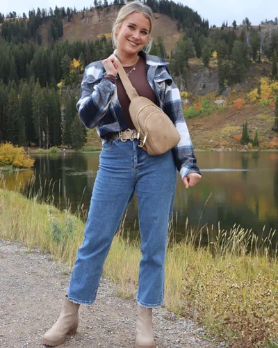 Vista 8 de Bolso cruzado pequeño, riñonera para mujeres y hombres, bolso bandolera de cuero para regalos, Estilo 5, color caqui.