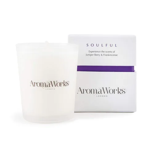 Vista 14 de AromaWorks London Nurture Vela de cera de soja – May Chang, aroma de manzanilla romana y sándalo – Calma, desestresante y sueño – Natural, vegano