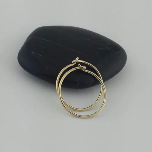 Vista 6 de Aretes de aro finos medianos de oro de 14 quilates para mujer, ligeros, minimalistas, para uso diario, de 1.5 pulgadas