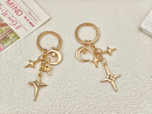 Vista 3 de Llavero de estrella brillante dorado con dije celestial, llavero de metal duradero para llaves, bolsas, regalo estético, decoración de fiesta