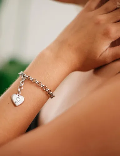 Vista 3 de Monily Regalos de cumpleaños para mujer, pulseras con dije inicial para mujer, letras del alfabeto y corazón, pulsera para mujer A: Corazón