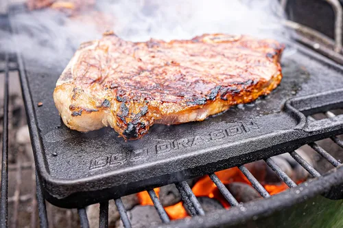 Vista 3 de BBQ Dragon Resistente - Hierro fundido de doble cara - Sartén reversible para parrilla