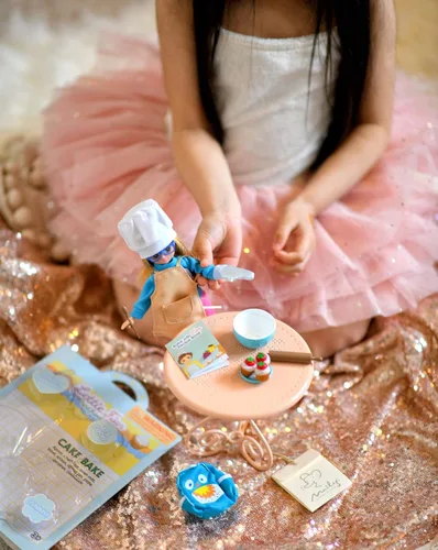 Vista 5 de Lottie Juego de ropa de muñeca Cake Bake con accesorios para jugar a cocinar