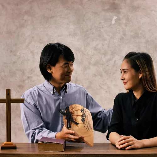 Vista 6 de Paterr 24 bolsas de regalo cristiano con cordón, versículos de la Biblia, diarios de oración, regalos religiosos inspiradores de 6.9 x 10 pulgadas
