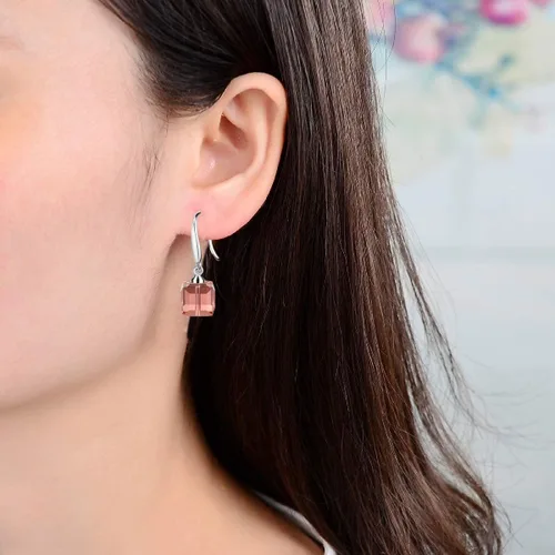 Vista 6 de Aretes de gancho de cristal con cristales Swarovski de 0.315in con forma de anzuelo clásico, regalos para mujer, chapado en platino de 14 quilates