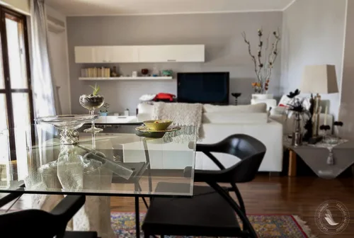 Vista 4 de Tablero de vidrio templado transparente de 10 pulgadas cuadradas con borde biselado de 1/2 pulgada de espesor para mesas de comedor, de café