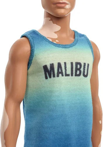 Vista 5 de Muñeca Barbie Fashionistas Ken #192 con Cabello Castaño Recortado y Vitiligo en Tank Top Malibu, Shorts y Sandalias