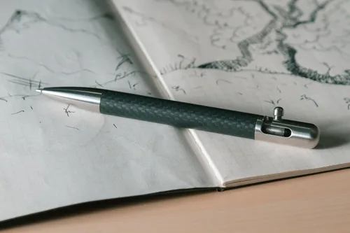 Vista 4 de BASTION Bolt Pen Fibra de carbono y acero inoxidable Cartucho de tinta extra negra de punta fina (0.020 in) para mujeres y hombres, bolígrafo