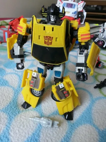 Vista 3 de Transformers Universe Deluxe Class Classic Series Figura de acción – Autobot Sunstreaker con lanzador de pulso electrónico